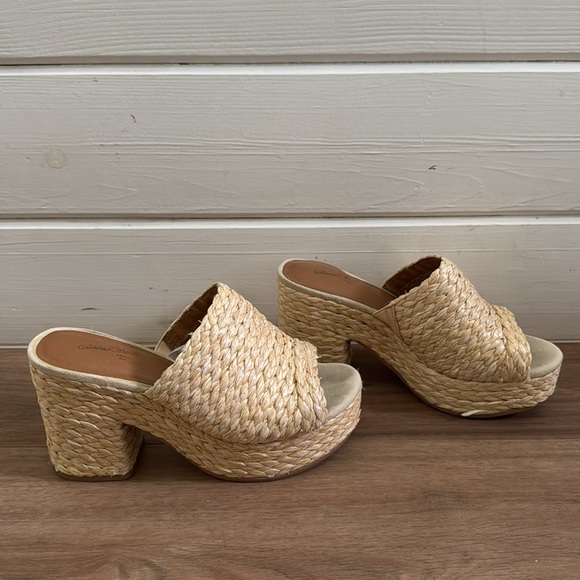 Platform Rattan Slides - Picture 3 of 4